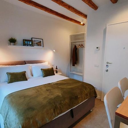 Foscolo 9 Room - Breakfast Como Exteriör bild