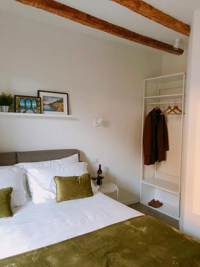 Foscolo 9 Room - Breakfast Como Exteriör bild