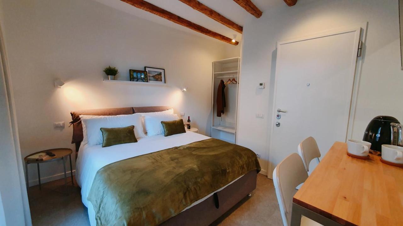 Foscolo 9 Room - Breakfast Como Exteriör bild